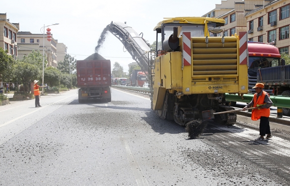 瀝青路面銑刨，廢舊料將回收再利用