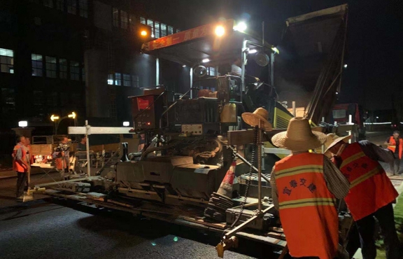 爭(zhēng)分奪秒，挑燈夜戰(zhàn)趕工期